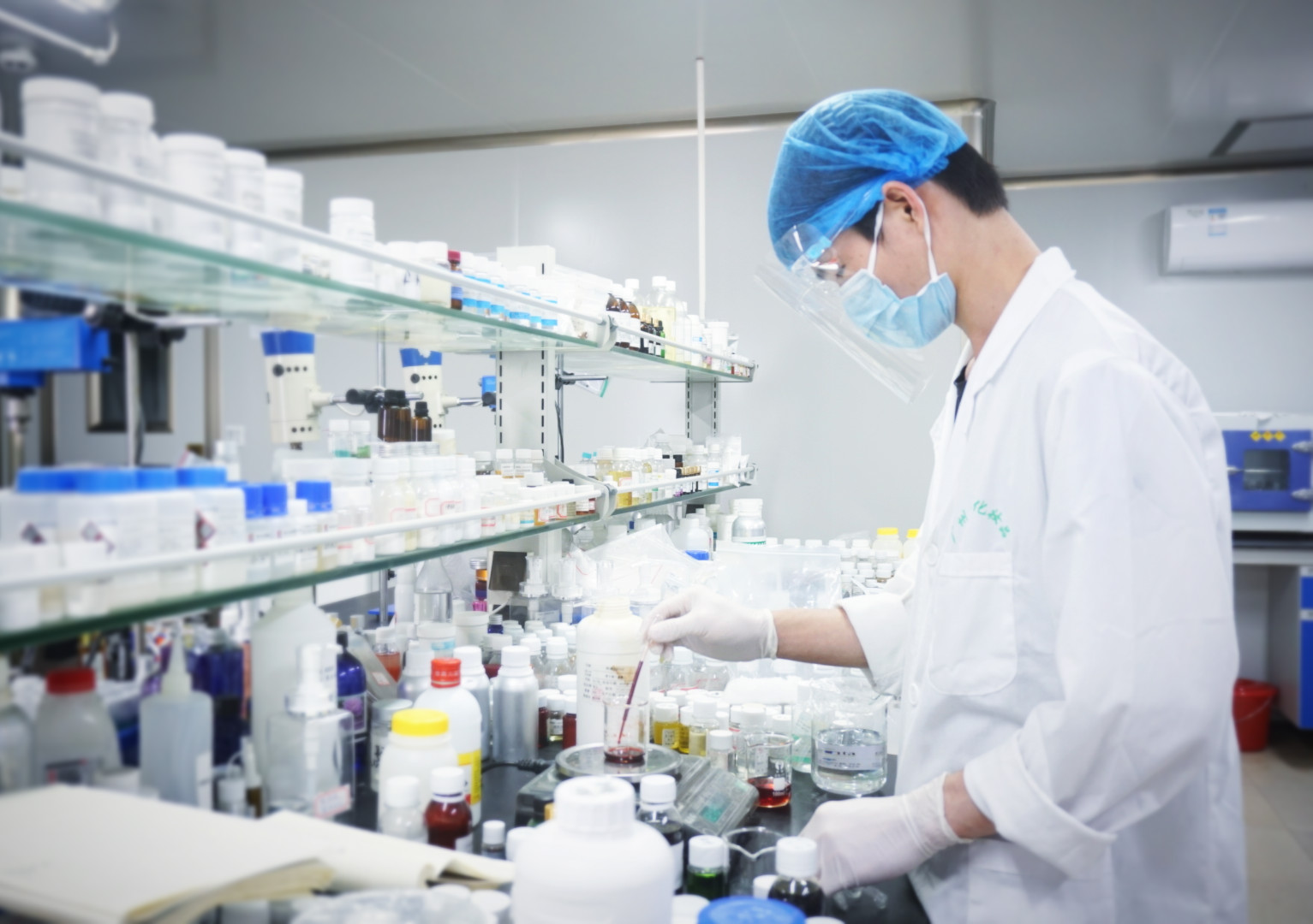 实验室工作场景